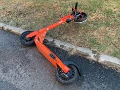 Po nehodě na elektrokoloběžce se vážně zranil, hledáme svědky